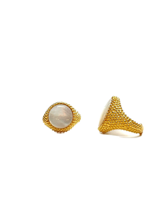 Dotted ring with white mother-of-pearl